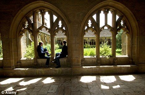 Men can wear skirts at Oxford University as academic dress code is changed to… Hogwarts Aesthetic, Slytherin Aesthetic, Albus Dumbledore, Harry Potter Aesthetic, Foto Vintage, Dark Academia Aesthetic, Oxford University, Academia Aesthetic, Harry Potter World