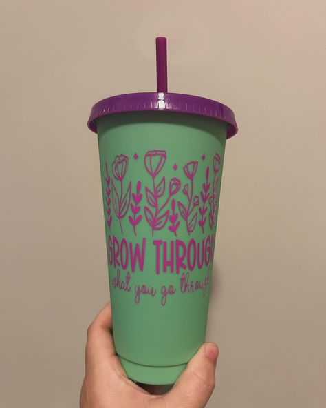 Love love loveeee these color changing cups and color changing vinyl! I plan to see how I like the vinyl the glass cups 🤩 • • • #alscreativenook #smallbusiness #shopsmall #etsyshop #etsysellersofinstagram #fungifts Color Changing Cups Vinyl Ideas, Color Changing Cups Vinyl, Cups Vinyl, Color Changing Vinyl, Color Changing Cups, Vinyl Ideas, Glass Cups, The Glass, Love Love