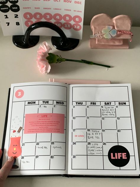 Diy Journal Calendar, Homemade Calendar, Scrapbook Calendar, Calendar Diary, Paper Accessories, Sticker Design Inspiration, Calendar Journal, Drawing Journal, Diary Book