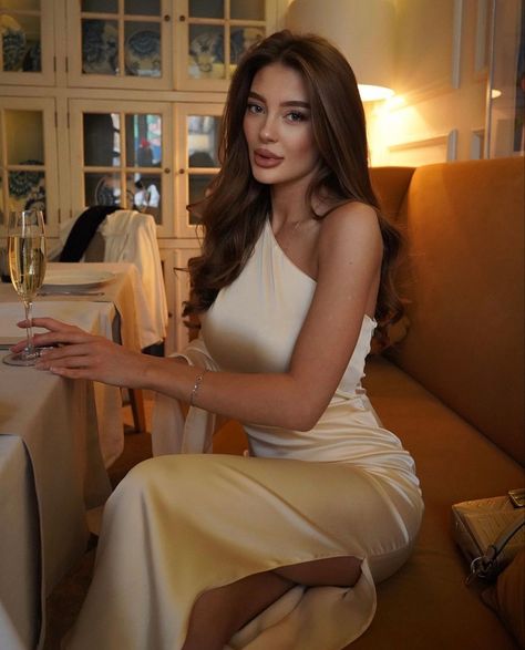 Business And Management, Dinner Date Outfits, Glamorous Outfits, Fashion Model Photography, Swag Girl Style, Dinner Date, Dinner Outfits, Neutral Outfit, Photo Lab