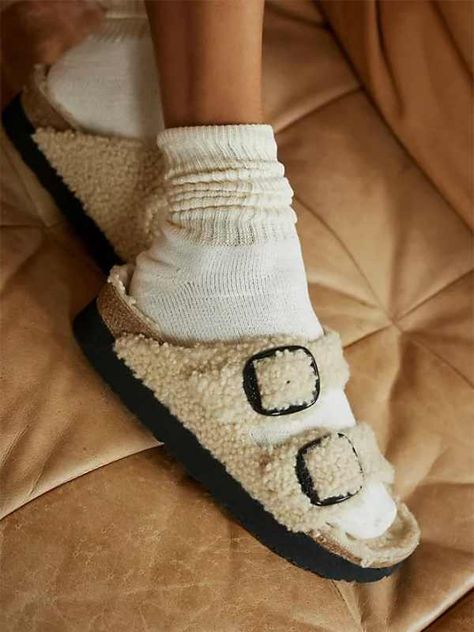 Birkenstock Fluffy Sandals, Teddy Birkenstock Outfit, Fluffy Sandals Outfit, Fluffy Birkenstocks, Shearling Birkenstock Outfit, Socks With Birkenstocks, Birkenstocks With Socks, Shearling Birkenstock, Birkenstock Shearling