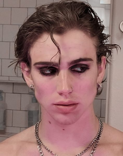 Punk Makeup Men, Eboy Makeup, Guys With Eyeliner, Emo Eyeliner, Emo Makeup Looks, Androgynous Makeup, Maquillage Goth, Black Eye Makeup, Punk Makeup