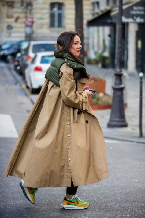 Men's Fashion Week: de mooiste streetstyle outfits van Londen tot Parijs Rain Street Style, Fashion Winter 2024, Rain Coat Outfit, Rain Jacket Outfit, Parisian Style Winter, Fashion Trench Coat, Raincoat Fashion, Rain Fashion, Chunky Jewellery