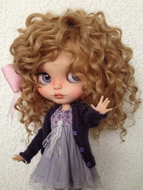 Blythe Doll Curly Hair, Blythe Doll Dress, Doll Plushies, Blonde Curly Hair, Doll Aesthetic, Kawaii Doll, Pullip Dolls, Blythe Clothes, Dirty Blonde