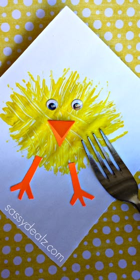 Easter Chick Fork Painting Project- such a fun Easter art project for kids! Homemade Easter Gifts, Påskeaktiviteter For Barn, Easter Art Project, Easter Preschool, Farm Crafts, Easy Easter Crafts, Easter Projects, Daycare Crafts, Easter Art