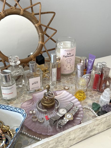 Diy Perfume Tray, Jewelry Tray Aesthetic, Perfume Organization On Dresser, Perfume Tray Aesthetic, Mirror Tray Decor Ideas, Diy Perfume Display, Perfume Tray Decor, Mirror Tray Decor, Feminine Perfume