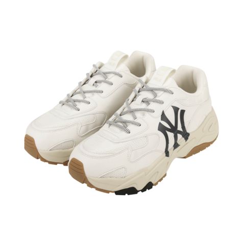 Yankees Shoes, Mlb Yankees, Fashion Leaders, Outfit Korean, Big Balls, Cable Knit Jumper, High Shoes, Light Blue Jeans, Shoes White