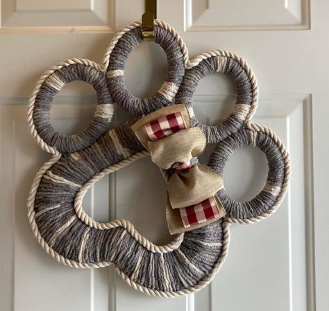 Paw Print Wreath Diy, Cat Wreathes, Dog Treat Wreath, Metal Wreath Ideas, Making Ribbon Wreaths, Cat Wreaths, Dog Paw Wreath, Dog Christmas Wreath, Pet Wreath