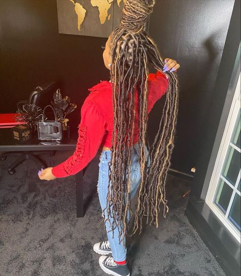 Light Brown Soft Locs, Brown Soft Locs, Color Locs, Locs Soft, Lemonade Braids Hairstyles, Soft Locs, Butterfly Locs, Vacation Hairstyles, Beautiful Black Hair