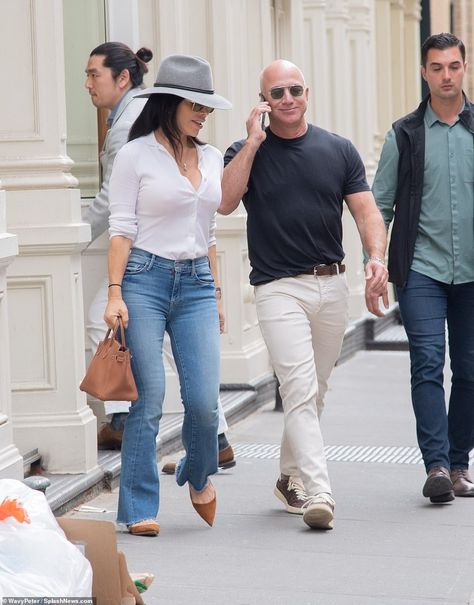 Jeff Bezos Style, Lauren Sanchez, Bald Men Style, Jeff Bezos, Bald Men, Brown Handbag, Date Dinner, Dinner Date, Athleisure Outfits