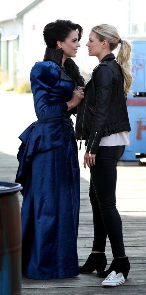 Awesome Evil Queen Regina and Emma (Lana and Jen) #Once #S6 E2 #ABitterDraught airs Sunday 10-2-16 (manip) Regina And Emma, Once Upon A Time Funny, Evil Queens, The Evil Queen, Woman Loving Woman, Swan Queen, Regina Mills, Outlaw Queen, Emma Swan