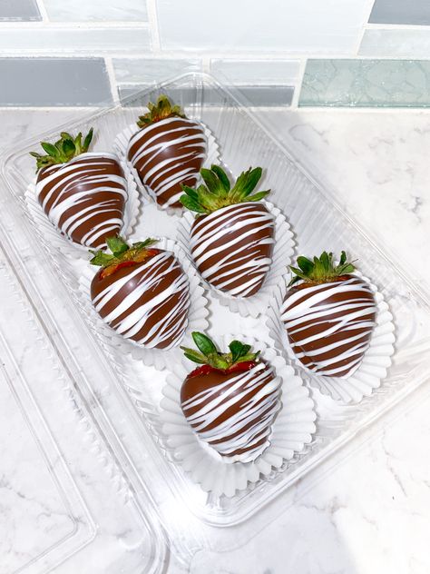 Chocolate Covered Desserts, Chocolate Covered Treats, Valentine Desserts, Chocolate Oreos, Desserts To Make, Covered Strawberries, Chocolate Covered Strawberries, Chocolate Dipped, Cafe Food