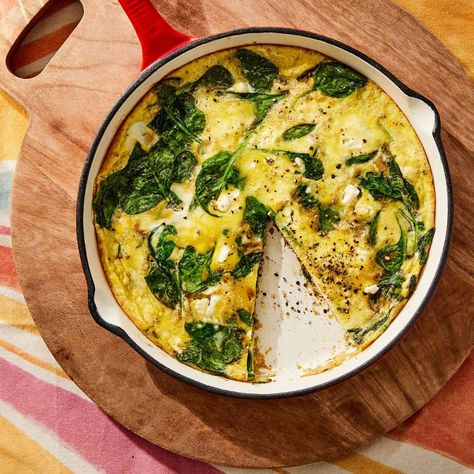 This simple spinach and egg frittata is easy to pull together, spending only 3 minutes on the stovetop and finishing in the oven. Spinach Feta Frittata, Frittata Recipes Healthy, Feta Frittata, Healthy Frittata, Spinach Feta, Heart Healthy Diet, Frittata Recipes, Spinach Stuffed Mushrooms, Spinach Recipes