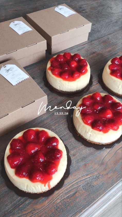 Mini Torte, Bakery Recipes, Bakery Cafe, Birthday Food, Cute Desserts, Mini Desserts, Food Obsession, Cafe Food, Mini Cakes