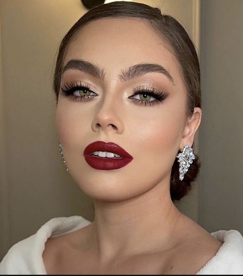 Red Lips Wedding, Bridal Makeup Red Lips, Glam Bride Makeup, Lipstick Looks, Red Lipstick Makeup Looks, Classic Makeup Looks, Makeup Cantik, Ball Makeup, Red Lips Makeup Look