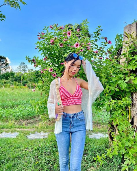 🦋Chenda DIY🦋 on Instagram: “Obsessed with this top 🌷🌸🌿 gonna make more with different versions 😄 Please check the tutorial on my YT channel Chenda DIY. #chendadiy…” Chenda Diy, Yt Channel, Crop Tops, Crochet, Women's Top, On Instagram, Instagram