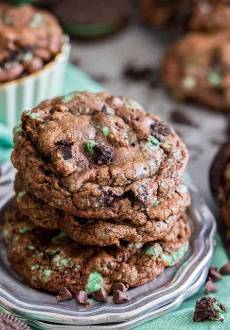 Chocolate Mint Oreo Cookies Mint Oreo Cookies, Heavenly Dessert Recipe, Sugar Spun Run, Mint Oreo, Shake N Bake, Cookie Brownie Bars, Chocolate Mint, Easy Cookie Recipes, Oreo Cookies