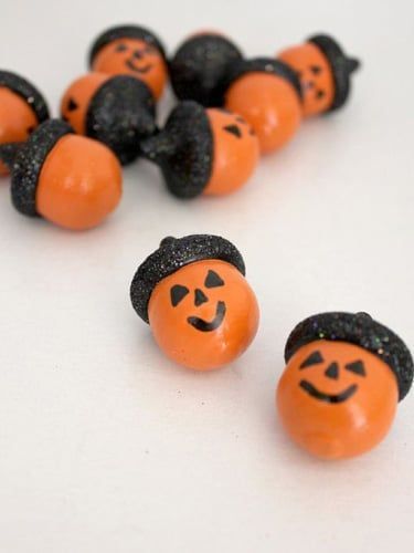 Ide Halloween, Halloweenpyssel Barn, Halloween Bowl Fillers, Veselý Halloween, Deco Halloween, Halloween Fest, Acorn Crafts, Adornos Halloween, Manualidades Halloween