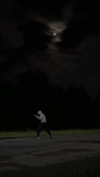 Running Dark Aesthetic, Running Aesthetic Dark, Night Running Aesthetic, Boxing Wallpaper, Boxing Motivation, Gym Motivation Videos, Running Pictures, Running In The Dark, Workouts Outside