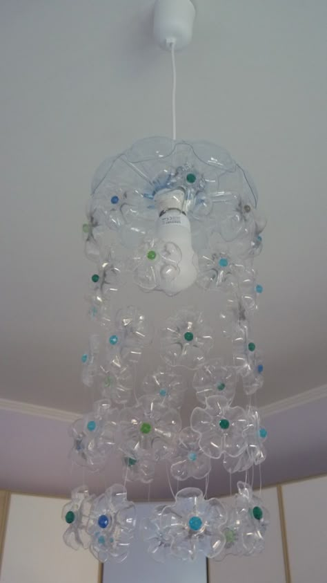 Plastic Bottle Chandelier, Plastic Chandelier, Plastic Bottle Design, Plastic Bottles Crafts, Bottle Projects, Bottle Chandelier, Soda Can Crafts, Reuse Plastic Bottles, Plastic Bottle Flowers