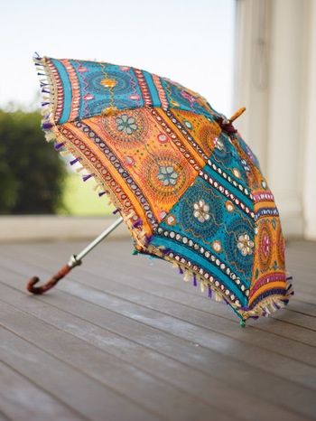 Cool umbrella Rajasthani Umbrella, Pakistani Art, Hippie Accessories, Bohemian Dresses, Umbrella Art, Hippie Clothes, Sky Design, Indian Decor, Hippie Dresses