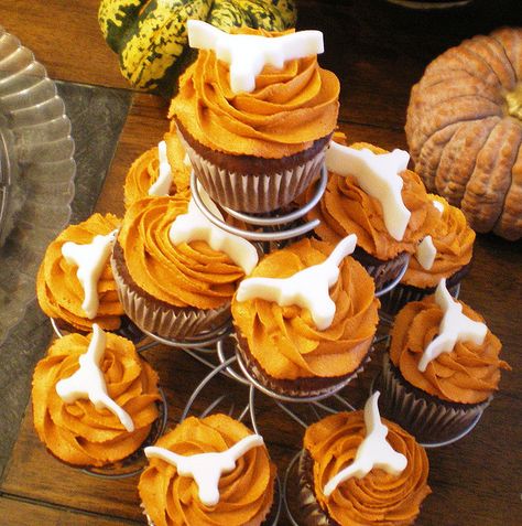 UT Longhorns by bellissimobakery    Pinned by http://high5collegeclub.com Longhorn Party, Football Treats, Ut Longhorns, Graduation Party Pictures, Ut Austin, Texas Longhorns, Dessert Cupcakes, Amazing Cakes, Delicious Desserts