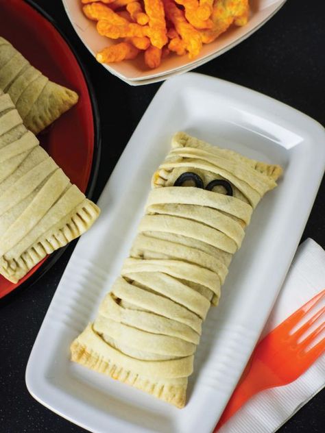 Wrap up fun for your Halloween party guests with these pepperoni pizza-style empanadas. Filled with hearty ingredients, they're a kid-pleasing snack for school lunches too. Snacks For School Lunches, Pastries Images, Kids Party Snacks, Pizza Style, Halloween Snack, Halloween Party Snacks, Halloween Recipe, Yummy Mummy, Snack Board