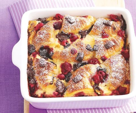 Raspberry Croissant, Brioche Pudding, Croissant Pudding, Raspberry Bread, Easy Puddings, Chocolate And Raspberry, Butter Pudding, Homemade Custard, Bread And Butter Pudding