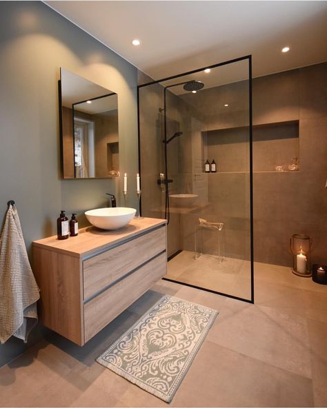 Square Salon Design, Wall To Wall Shower Ideas, Tikamoon Bathroom, Modern Walk In Shower Ideas, Restroom Remodel Ideas, Showers For Small Bathrooms, Bilik Air Kecil, Scandinavian Bathroom Design Ideas, Modern Minimalist Bathroom