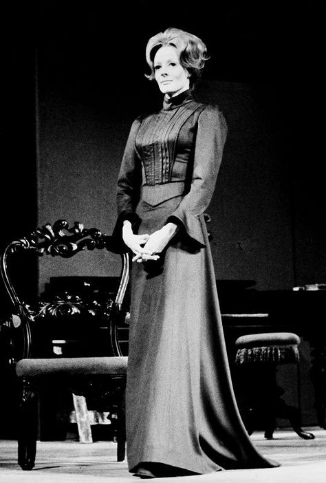 Maggie Smith, "Hedda Gabler," 1970. Hedda Gabler Aesthetic, Hedda Gabler, Maggie Smith, Rosamund Pike, Judi Dench, Harry Potter Actors, Bonham Carter, Helena Bonham Carter, Helen Mirren