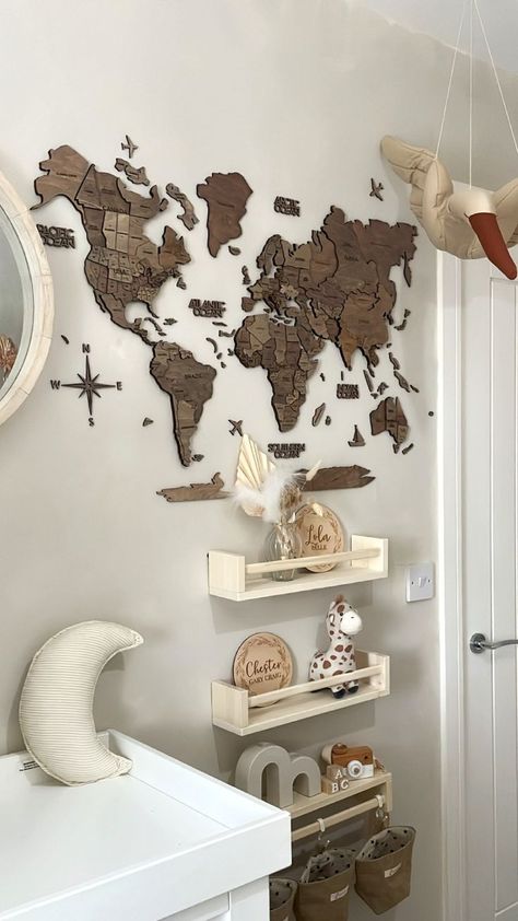 Traveler Home Decor, Travel Bedroom Decor, Travel Aesthetic Room Decor, Map Themed Bedroom, Map Bedroom Ideas, History Themed Bedroom, Travel Room Aesthetic, Map Themed Room, Travel Inspired Bedroom