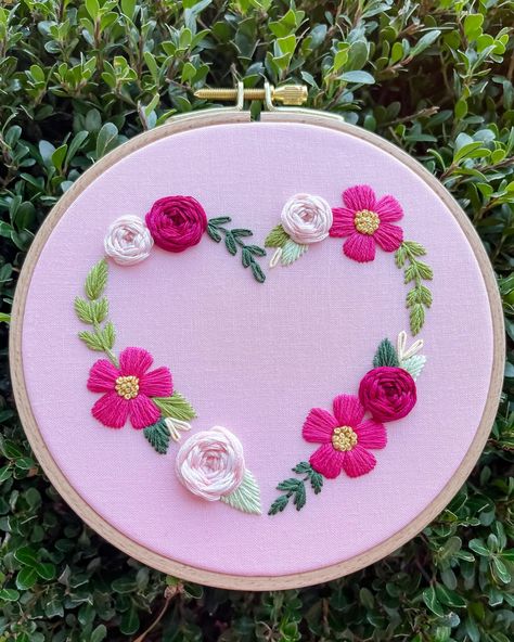 Blossoming Embroidery, Pattern 12/15: Blossoming Love 💗🌸 We HAD to include a floral heart 😌🫶 this one is so simple and pretty. It’s the perfect project to start with if you’re new to embroidery and aren’t sure where to begin in the book! You’ll have a chance to practice your basic satin stitch flowers, chunky woven roses, and easy greenery stitches. Once you have those down, you’ll feel ready to take on literally anything. 💪🏻 This pattern will be available in my upcoming book! You can preord... Embroidery Patterns Easy, Chunky Embroidery, Stitch Flowers, Floral Embroidery Patterns, Floral Heart, Upcoming Books, Satin Stitch, Thread Work, Embroidery Pattern