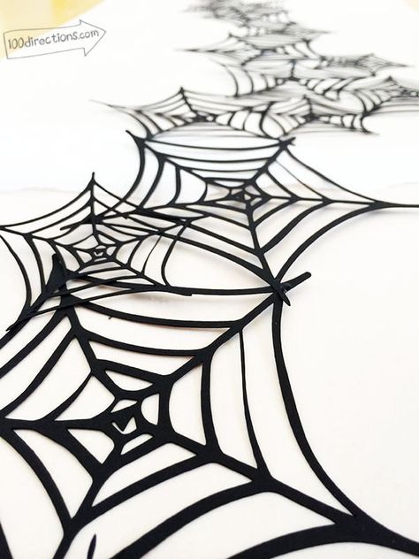 Gothic Halloween Party, Diy Halloween Garland, Party Decor Diy, Diy Halloween Treats, Halloween Party Decor Diy, Halloween Eyeballs, Halloween Garland, Cricut Halloween, Halloween Spider Web