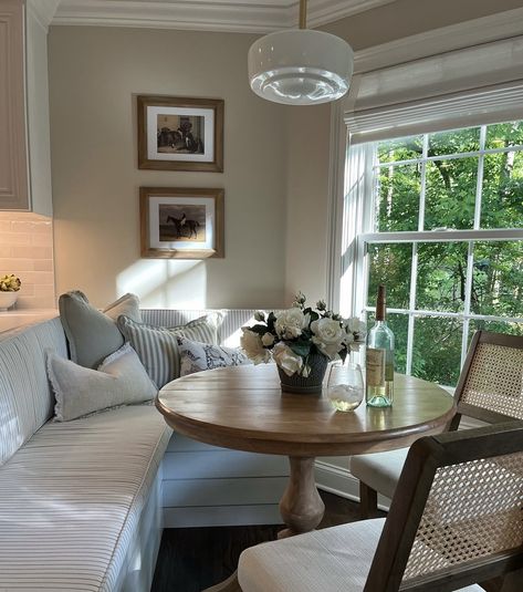 Beautiful Home Aesthetic, Nantucket Home Aesthetic, Summer I Turned Pretty House Interior, Hampton Cottage Interiors, Coastal Grandmother Home Aesthetic, Nantucket House Interior, Emilie Kiser House, Beach House Aesthetic Interior, Hamptons House Aesthetic