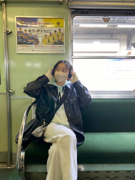 Japan Subway Aesthetic, Subway Poses, Metro Poses, Train Reference, Scenery Building, Photography Japan, Metro Train, Japan Photography, Subway Train