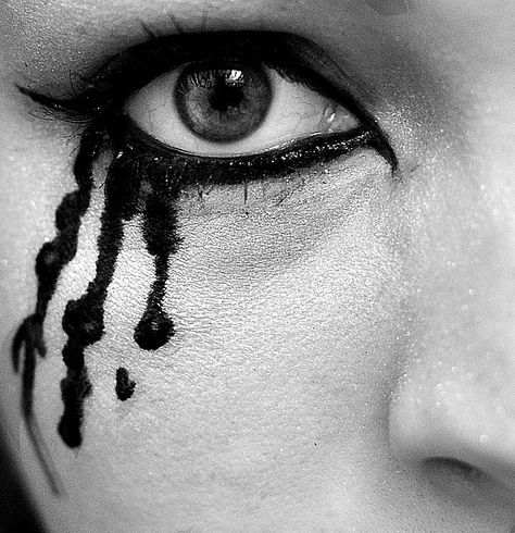 Tear Stained Makeup, Black Tears Makeup, Smeared Black Eye Makeup, Black Grafic Eyeliner, Artsy Eyeliner Black, Graphic Eyeliner Goth, Tear Stains, Character Makeup, Black Tears