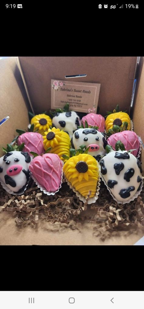 Cow Deserts, Cow Chocolate Covered Strawberries, Cow Print Strawberries, Cow Strawberries, Themed Chocolate Covered Strawberries, Fruit Bouquet Ideas, Fruit Bouquet, Strawberry Cow, Cow Birthday