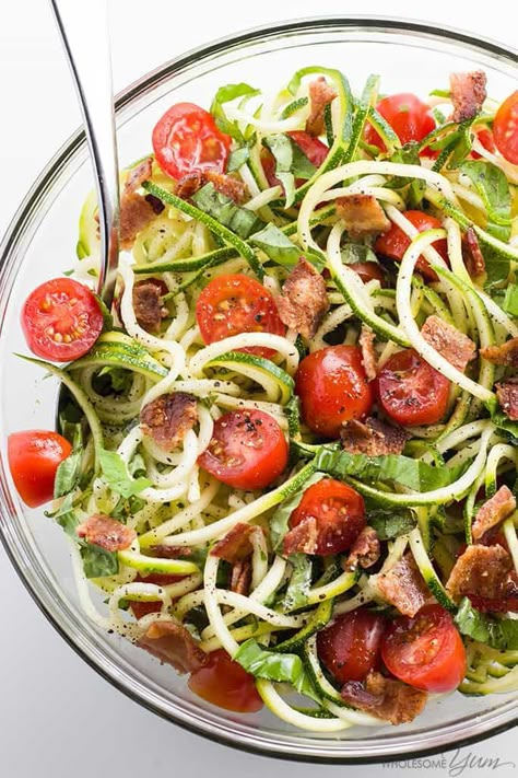 Zucchini Noodle Salad Recipe with Bacon & Tomatoes (Low Carb, Paleo) Zucchini Salad Recipes, Zucchini Noodle Salad, Low Carb Veggie, Zucchini Noodles Salad, Salad Recipes With Bacon, Menu Sarapan Sehat, Zucchini Recipes Healthy, Resep Pasta, Zucchini Noodle