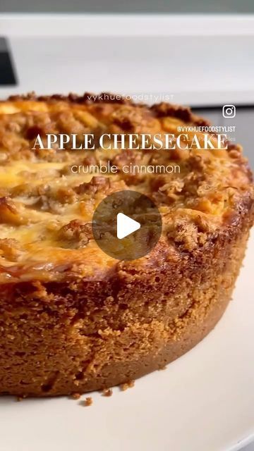 Apples And Cream Cheese, Apple Cheesecake, Apple Pie Cheesecake Recipe, Cake Assembly, Cheesecake Crumble, Comforting Hug, Burnt Cheesecake, Smart Food, Butter Cinnamon