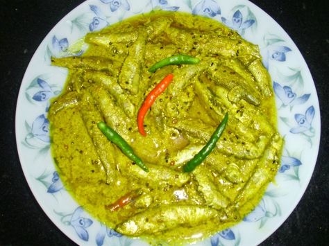 Bengali Recipe: Small Fish Curry With Mustard Paste Bengali Recipe, Bangla Recipe, Bengali Recipes, Bangladeshi Food, Sri Lankan Recipes, Bengali Food, How To Cook Fish, Fish Curry, Small Fish