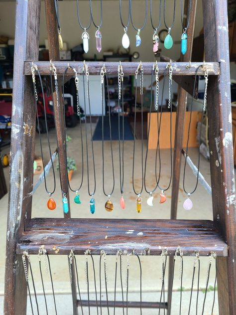 A ladder with jewlery hooks one inch apart on the front of steps to hold necklaces. Ladder Display, Old Ladder, Fair Display, Dressing Ideas, Pop Up Market, Craft Fair Displays, Wooden Ladder, Craft Show Displays, Candy Jewelry