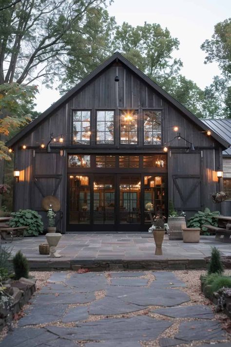 big windows on a black Barndominium Industrial Barndominium Ideas, Rustic Barndominium Ideas Exterior, Barndo Black, Modern Barndominium Ideas Exterior, Interior Design Barndominium, Barn Exterior Colors, Modern Country House Exterior, Industrial Farmhouse Exterior, Barn Ideas Buildings