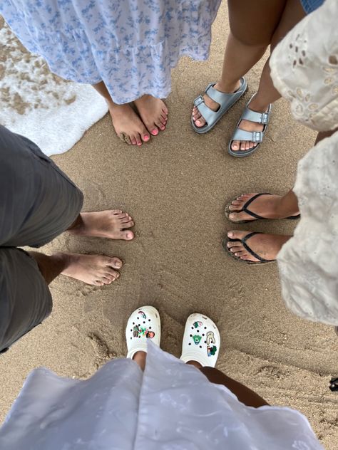 A friend group circles around at a beach in Mexico. Beach Group Photo Ideas Friends, Beach Group Photos, Group Photo Ideas Aesthetic, Beach Group Photo Ideas, Friend Group Photo Ideas, Beach Trip With Friends, Summer In Mexico, Friend Group Photo, Group Photo Ideas