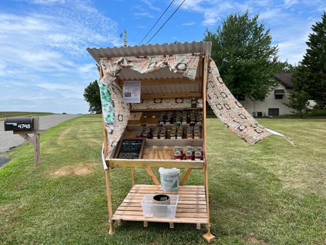 DIY produce stand from pallets. Diy Produce Stand Roadside, Produce Stand Diy, Diy Farm Stand, Diy Produce Stand, Homestead Market, Bakery Cart, Bakery Stand, Farm Market Ideas, Roadside Stand