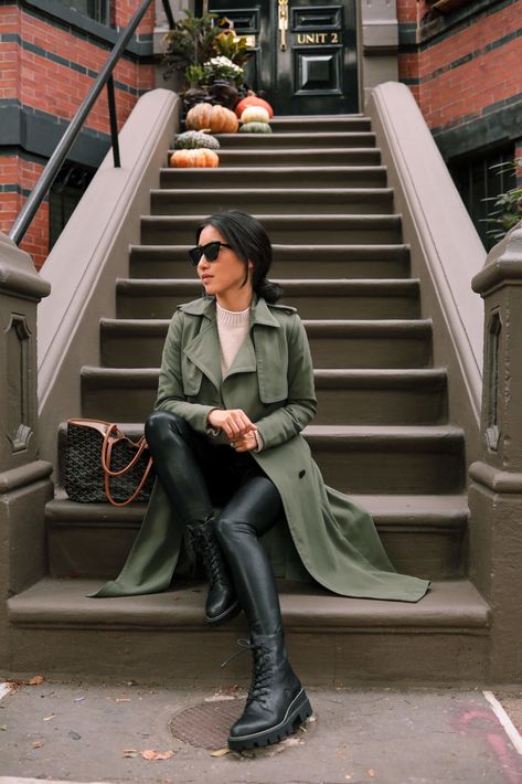 Boston Street Style, Green Coat Outfit, Trench Vert, Petite Work Outfits, Fall Outfit Ideas For Women, Boston Street, Chic Travel Outfit, Trench Outfit, Outfits Leggins