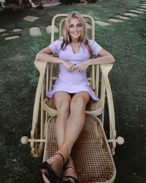 Sharon Tate✨ on Instagram: “#SharonTate lounges on a chair in the backyard of her rented home on Summitridge Drive in California, 1968💜 Photographed Alan Pappe. Dress…” Sharon Tate Christmas, Sharon Tate Inspired Outfits, Sharon Tate Outfits, 60s Fashion Sharon Tate, Sharon Tate Fashion, Return Of Saturn, Sharon Tate Style, Chelsea Girls, 60s And 70s Fashion