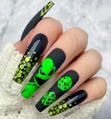 Fie Pedersen ❤︎ Nail Artist on Instagram: “[reklame] “𝙲𝚊𝚞𝚜𝚎 𝙸’𝚖 𝚊 𝚐𝚊𝚖𝚋𝚕𝚒𝚗’ 𝙱𝚘𝚘𝚐𝚒𝚎 𝙼𝚊𝚗, 𝚊𝚕𝚝𝚑𝚘𝚞𝚐 𝙸 𝚍𝚘𝚗’𝚝 𝚙𝚕𝚊𝚢 𝚏𝚊𝚒𝚛“ - 𝙾𝚘𝚐𝚒𝚎 𝙱𝚘𝚘𝚐𝚒𝚎 🎲 All from @bibisbeautyandsupplies…” Zombie Nails, Black Halloween Nails, Horror Nails, Holloween Nails, Halloween Acrylic Nails, Goth Nails, Halloween Nail Designs, Oogie Boogie, Halloween Nail Art