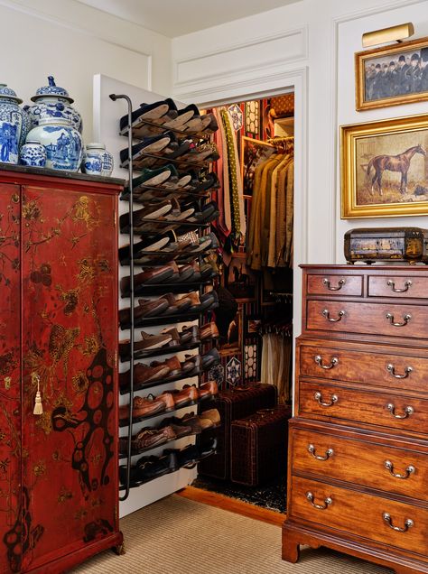 Architectural Digest Italy, Home Decor Closet Storage Ideas, Small Dark Closet, Architectural Digest Bedrooms, Purse Display Ideas Closet, Dark Academia Interiors, Celeb Closets, Beauty Room Organization, Cozy Apartment Interior