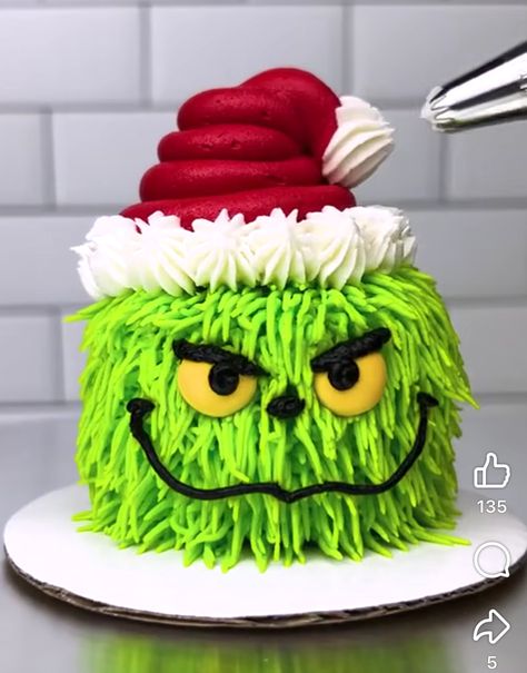 Christmas Cake Decoration Ideas, Red And Green Cake, Grinch Cake Ideas, Cute Christmas Cakes, Christmas Cakes Recipe, Grinch Christmas Cake, Christmas Cakes Ideas Decoration, Cute Cupcake Decorating Ideas, Cute Christmas Cake