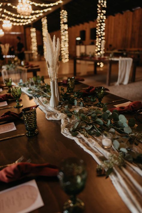 Boho Cowhide Wedding, Cowhide Backdrop Wedding, Western Table Decorations, Cowhide Wedding, Outside Wedding Ideas, Minimalist Wedding Ideas, Western Weddings, Cowhide Clutch, Desert Dream